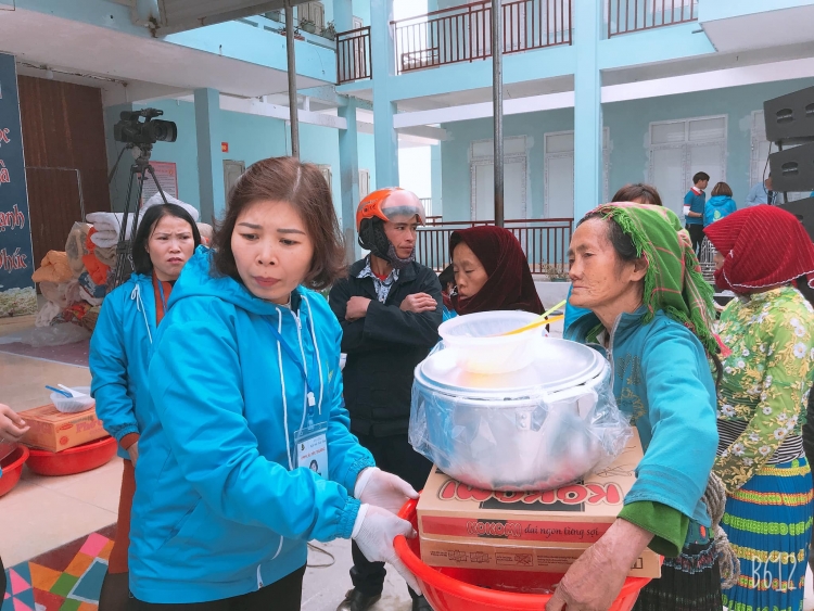 nhom thien nguyen nhip cau yeu thuong dua tet ve vung cao