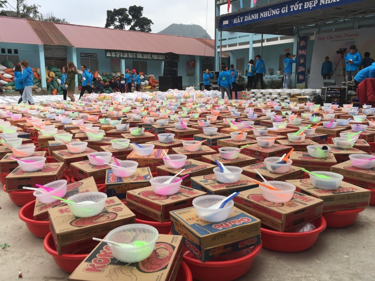 nhom thien nguyen nhip cau yeu thuong dua tet ve vung cao