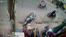 Nhóm trộm xe máy xịt hơi cay vào mặt người đàn ông khi bị phát hiện