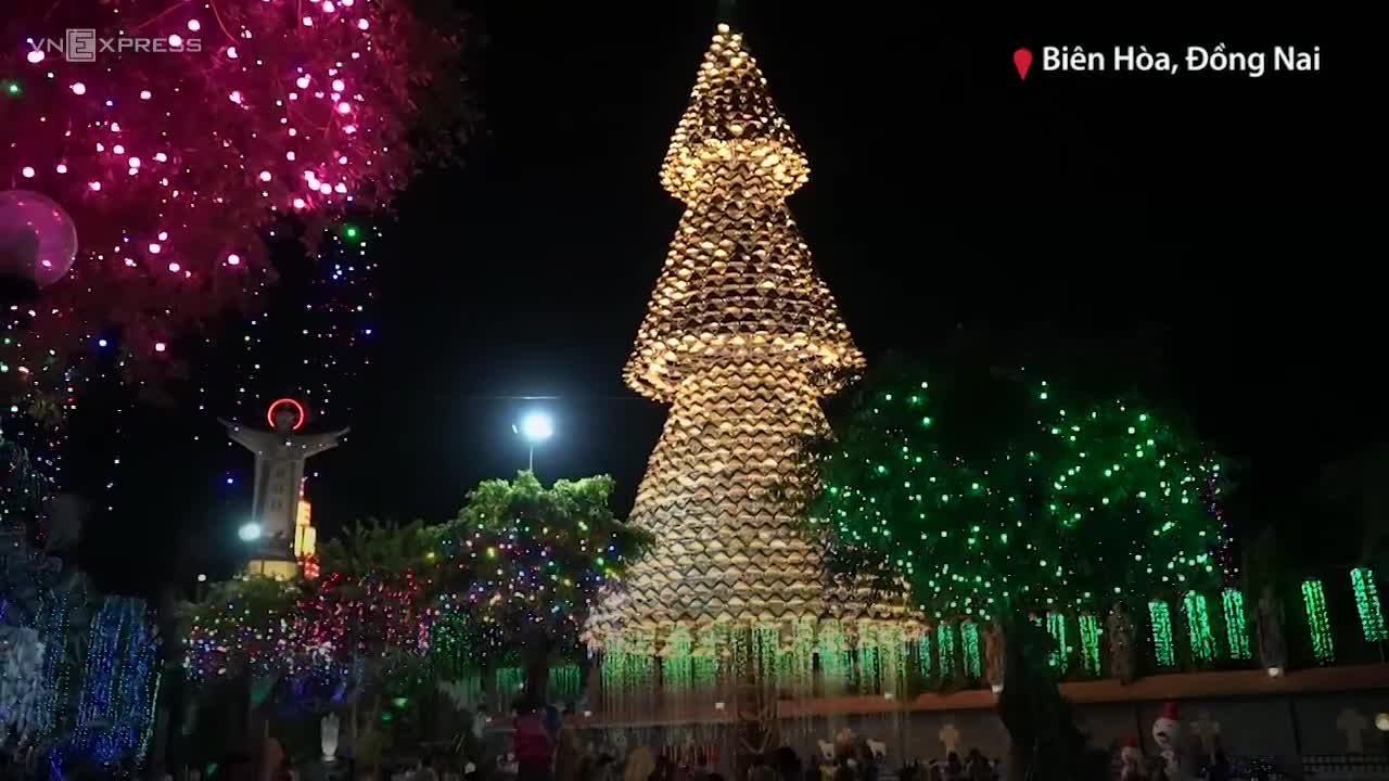 Cây thông Noel làm từ 2.100 chiếc nón lá