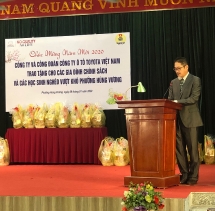 tang qua tet cho cac ho gia dinh chinh sach va tre em co hoan canh kho khan