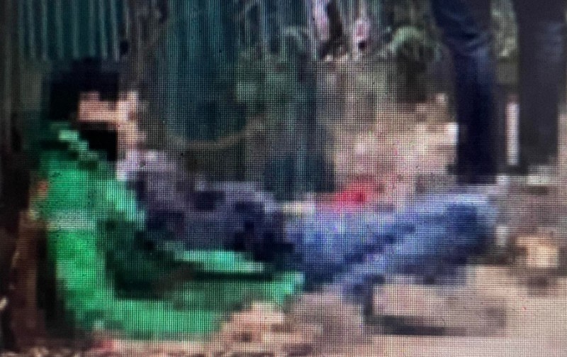Người dân phát hiện nam thanh niên tử vong bên xe máy cùng xác một con chó