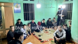 Bắc Giang: 13 con bạc đang say sưa thì bị bắt