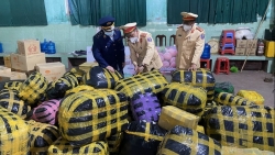 Bắc Giang: Bắt giữ xe tải chở gần 2000 bộ quần áo không giấy tờ