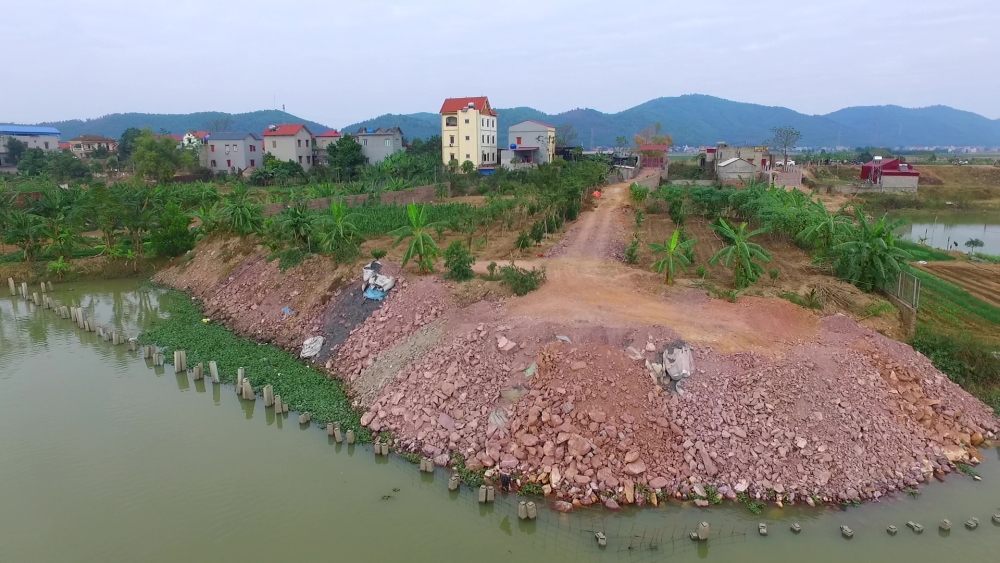 Bắc Giang: Hộ dân ngang nhiên lấn chiếm lòng sông đã bị cưỡng chế