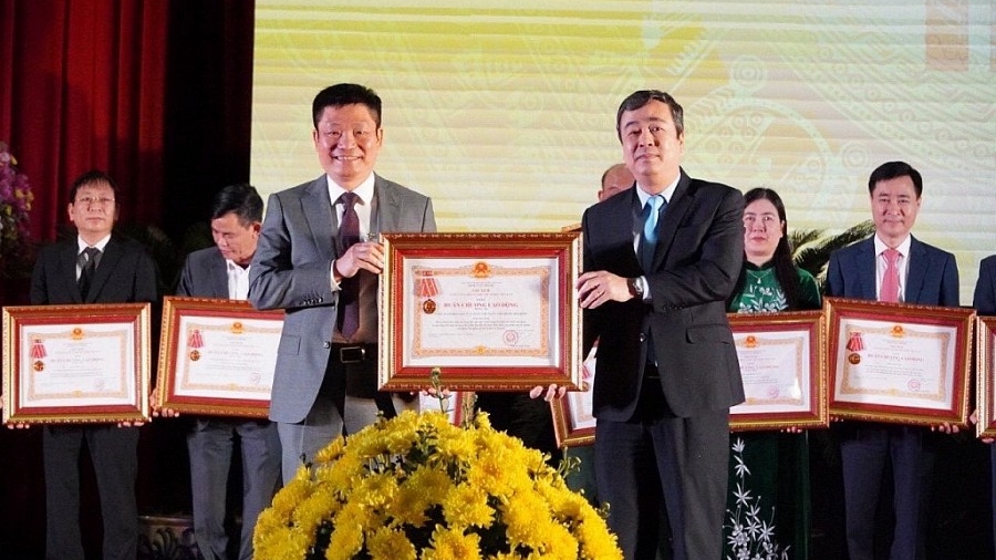 Công ty Tân Đệ vinh dự đón nhận Huân chương Lao động hạng Ba