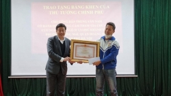 Trao Bằng khen của Thủ tướng cho "người hùng" cứu cháu bé trong đám cháy ở Hà Nội
