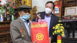 Phó Bí thư Thành ủy Nguyễn Văn Phong thăm, tặng quà người có công, gia đình chính sách