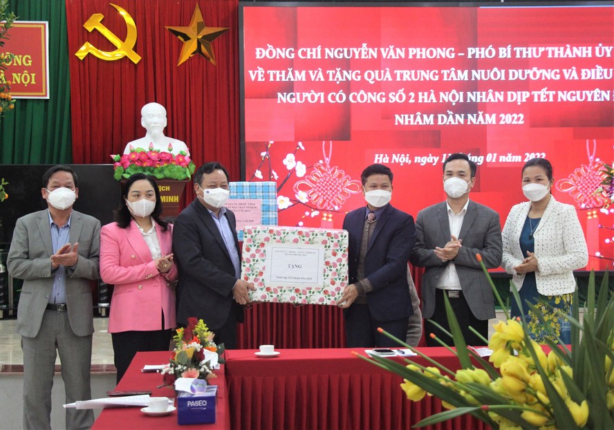 Phó Bí thư Thành ủy Nguyễn Văn Phong tặng quà Trung tâm Nuôi dưỡng và điều dưỡng người có công số 2