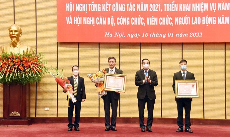 Chủ tịch UBND thành phố Hà Nội Chu Ngọc Anh trao Huân chương Lao động hạng Ba cho các cá nhân và tập thể có thành tích xuất sắc.