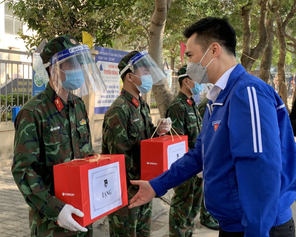 Tuổi trẻ Thủ đô động viên các chiến sĩ bộ đội, công an nhân dịp Tết Nguyên đán 2022