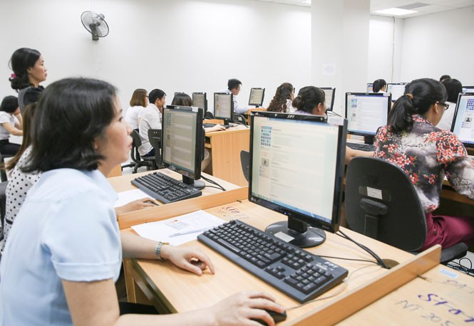 Các thí sinh làm bài thi trắc nghiệm trong kỳ thi tuyển công chức xã, phường, thị trấn của thành phố Hà Nội năm 2019.