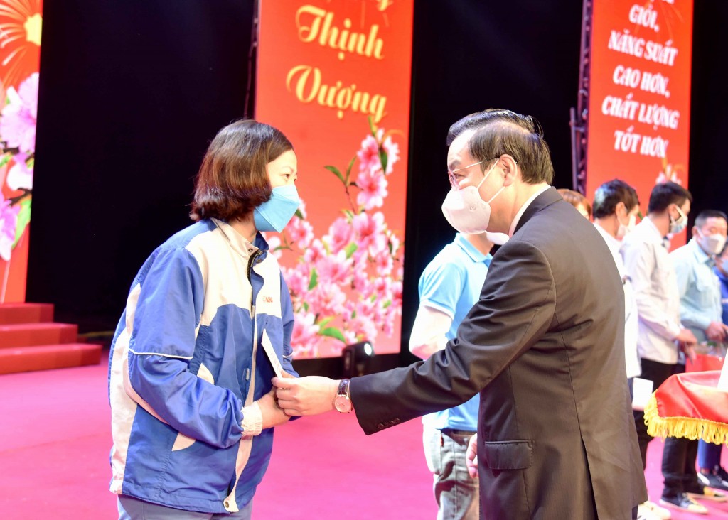 Chủ tịch UBND TP Hà Nội Chu Ngọc Anh trao quà cho công nhân lao động