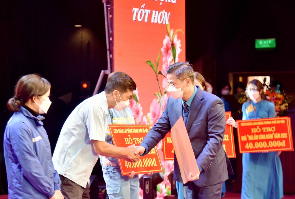 Chủ tịch LĐLĐ TP Hà Nội Nguyễn Phi Thường trao quà cho công nhân, lao động