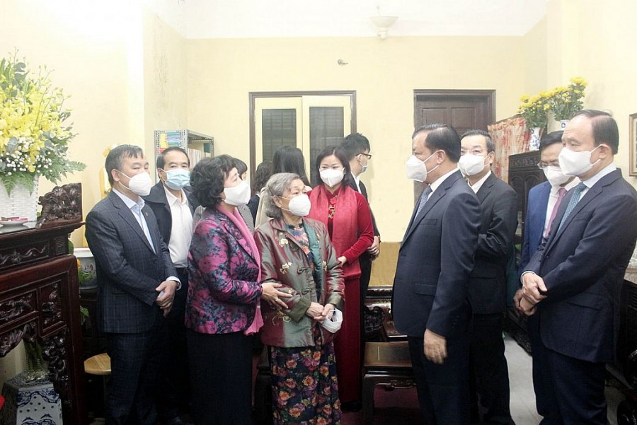 đồng chí Đinh Tiến Dũng, Bí thư Thành ủy và các đồng chí lãnh đạo thành phố đã tặng qùa, chúc Tết tri ân gia đình đồng chí Nguyễn Phong Sắc