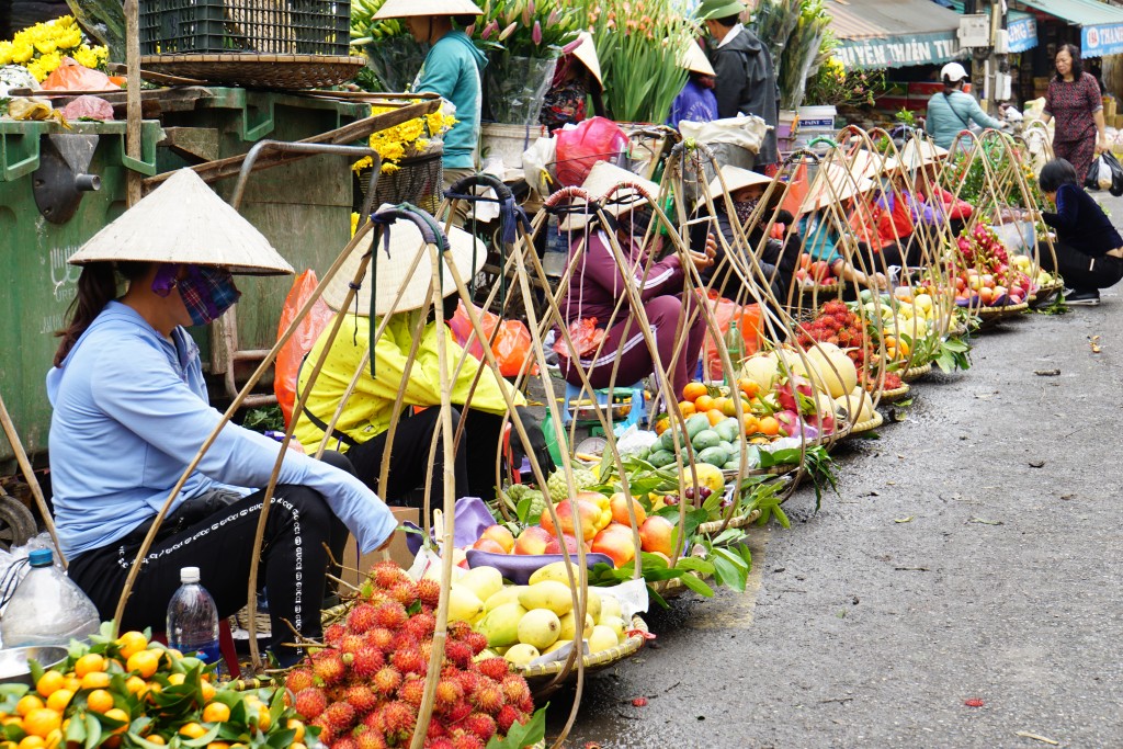 Chợ hàng lược rực rỡ sắc màu từ những sạp hoa quả
