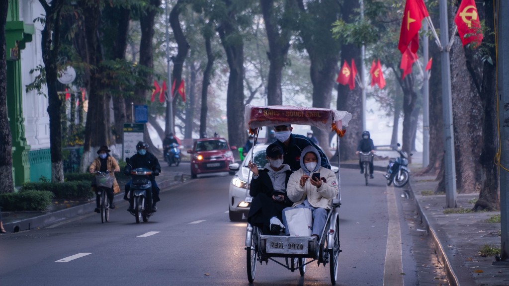 Những chiếc xích lô chở khách tham quan nhiều địa điểm đẹp tại Hà Nội