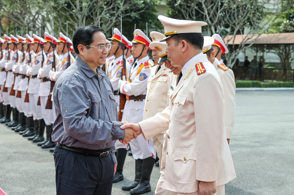 Thủ tướng thăm, chúc Tết cán bộ, chiến sĩ Công an Cần Thơ