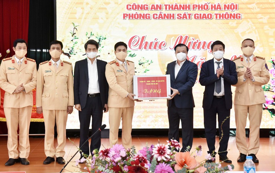 Bí thư Thành ủy Hà Nội Đinh Tiến Dũng tặng quà cho cán bộ, chiến sĩ Phòng Cảnh sát giao thông nhân dịp Tết Nguyên đán Nhâm Dần 2022