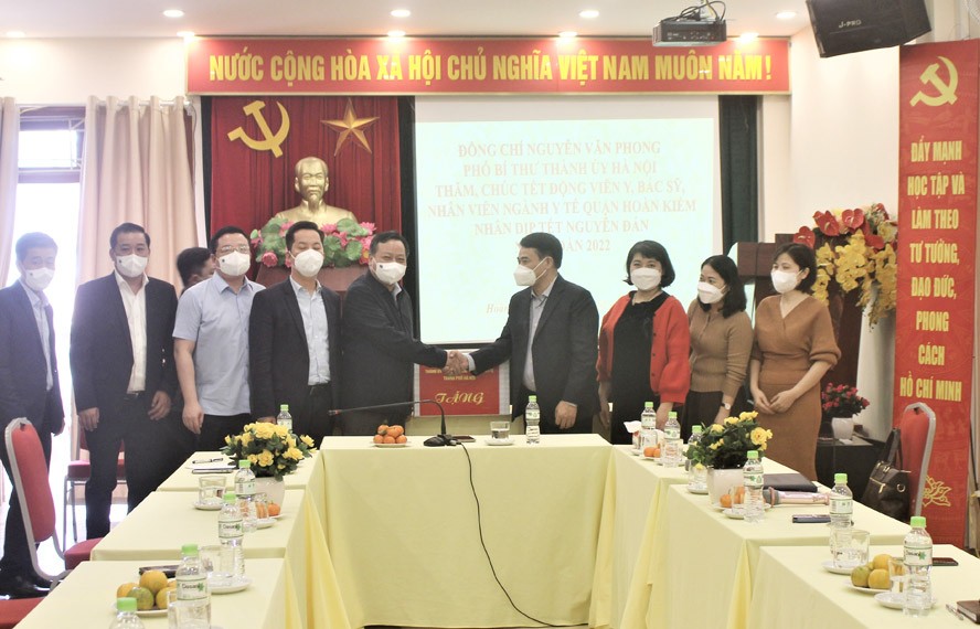 Phó Bí thư Thành ủy Nguyễn Văn Phong tặng quà lực lượng y tế quận Hoàn Kiếm