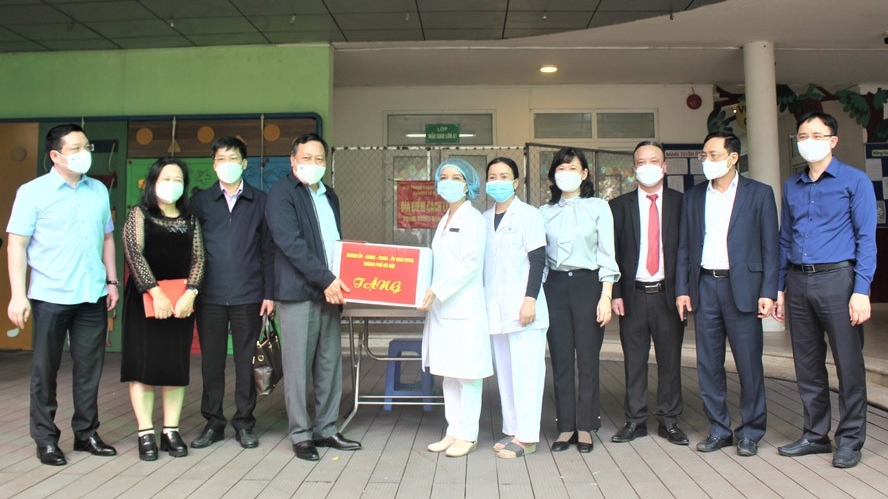 Phó Bí thư Thành ủy Nguyễn Văn Phong tặng quà, chúc Tết ngành Y tế quận Hoàn Kiếm và Hai Bà Trưng