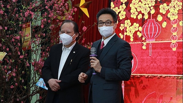 Phó Thủ tướng Vũ Đức Đam chúc Tết y, bác sĩ trạm y tế lưu động, kiểm tra tiêm vắc xin tại nhà ở Hà Nội