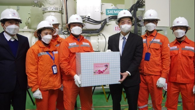 Chủ tịch UBND TP Chu Ngọc Anh động viên các đơn vị làm nhiệm vụ trực Tết