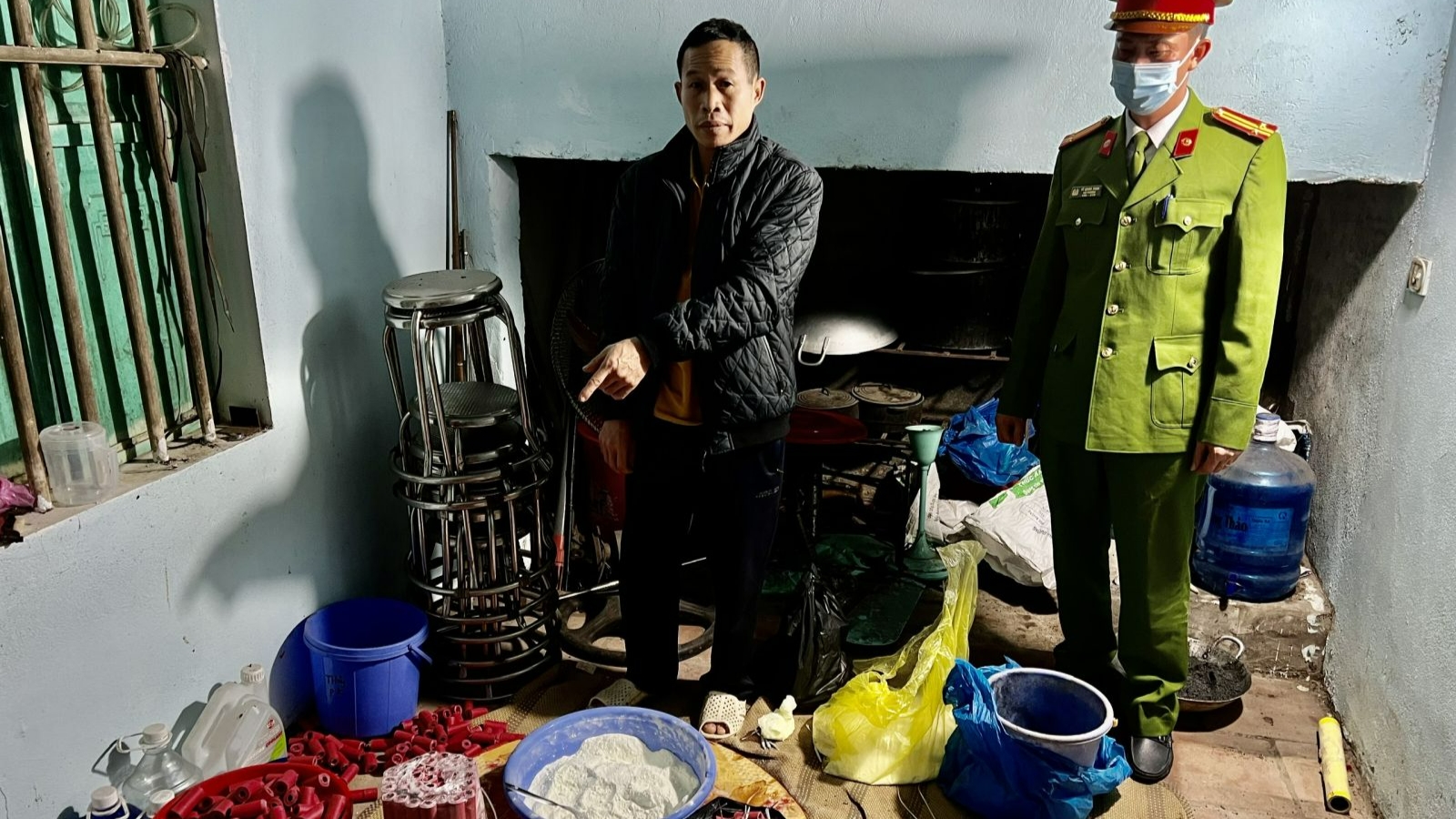 Bắc Giang: Bắt đối tượng sản xuất pháo nổ trái phép
