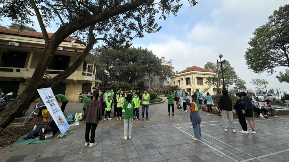 Nhiều tình nguyện viên làm sạch môi trường ngày Tết ông Công ông Táo