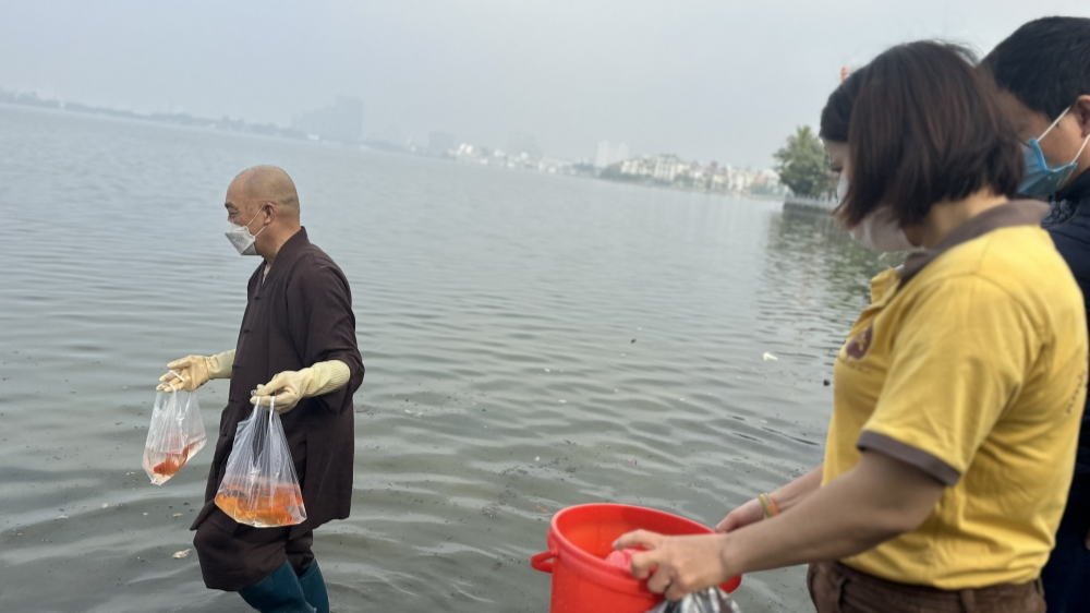 Nhiều tình nguyện viên làm sạch môi trường ngày Tết ông Công ông Táo