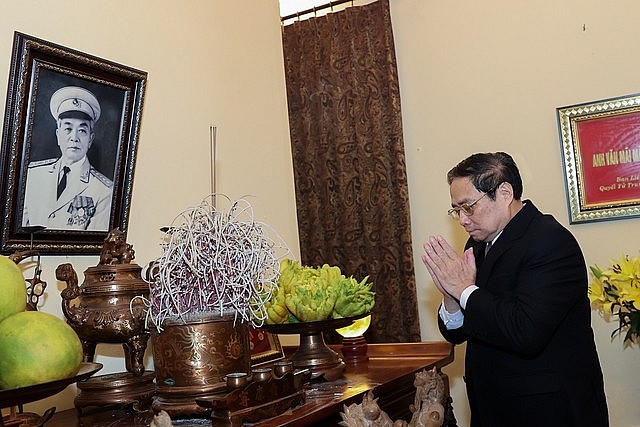Thủ tướng Phạm Minh Chính bày tỏ lòng thành kính trước anh linh Đại tướng Võ Nguyên Giáp - Ảnh VGP/Nhật Bắc