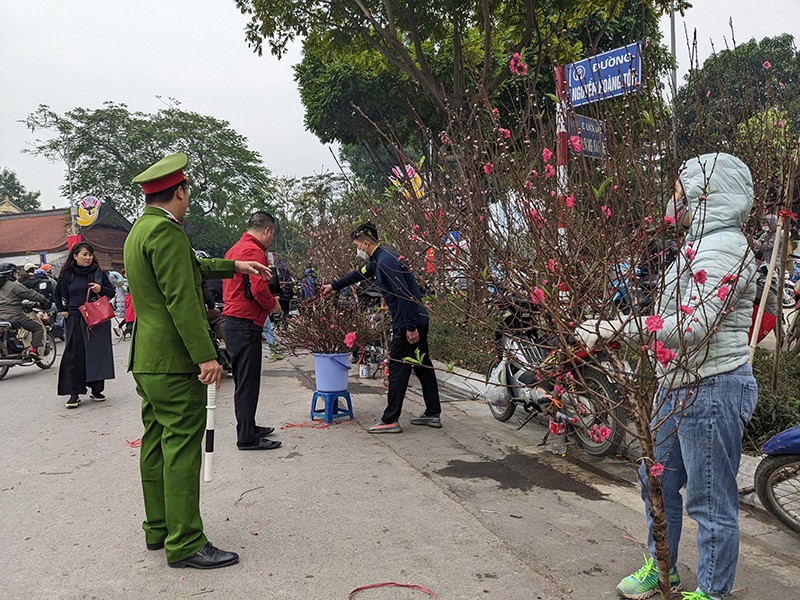Tổ công tác Công an phường Xuân La (quận Tây Hồ) tăng cường tuần tra bảo đảm an ninh trật tự, an toàn giao thông tại các điểm người dân tập trung mua bán hoa cây cảnh ngày Tết