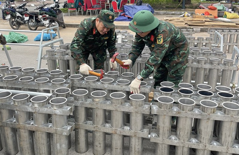 Chỉ huy quân sự quận Hoàn Kiếm, Tây Hồ chỉ đạo lực lượng làm nhiệm vụ lắp đặt các thiết bị cho trận địa bắn pháo hoa