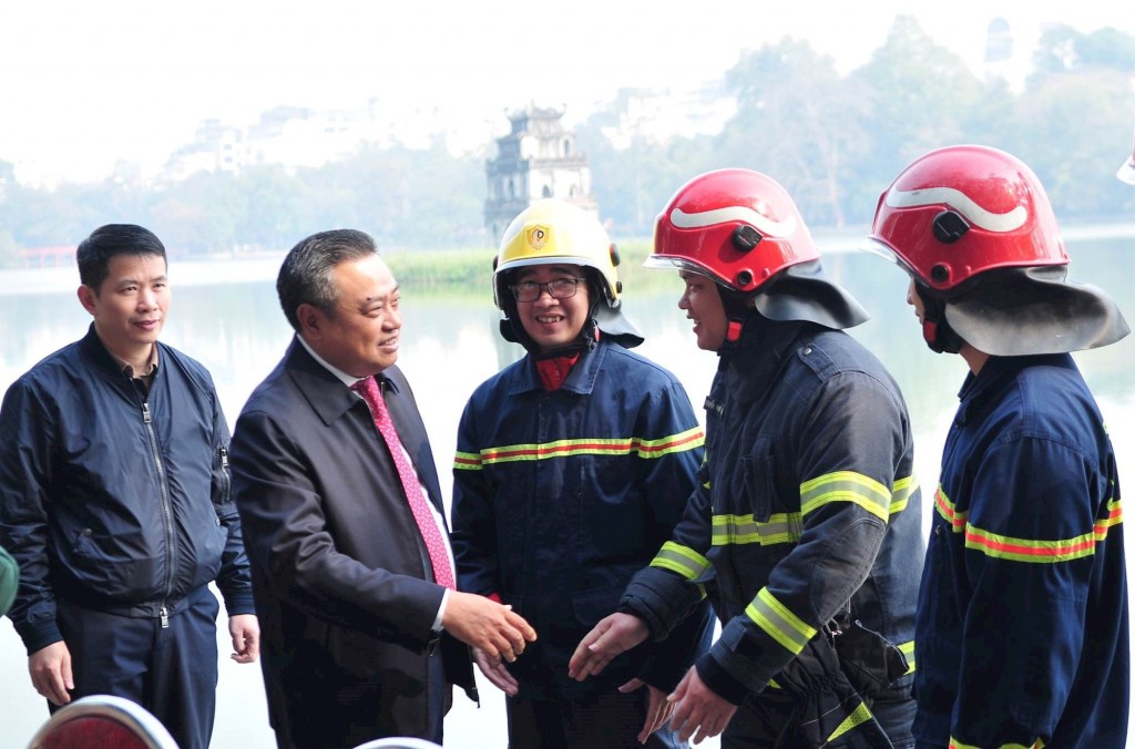 Chủ tịch UBND thành phố Trần Sỹ Thanh động viên lực lượng chức năng làm nhiệm vụ tại trận địa pháo hoa tầm cao bên hồ Hoàn Kiếm