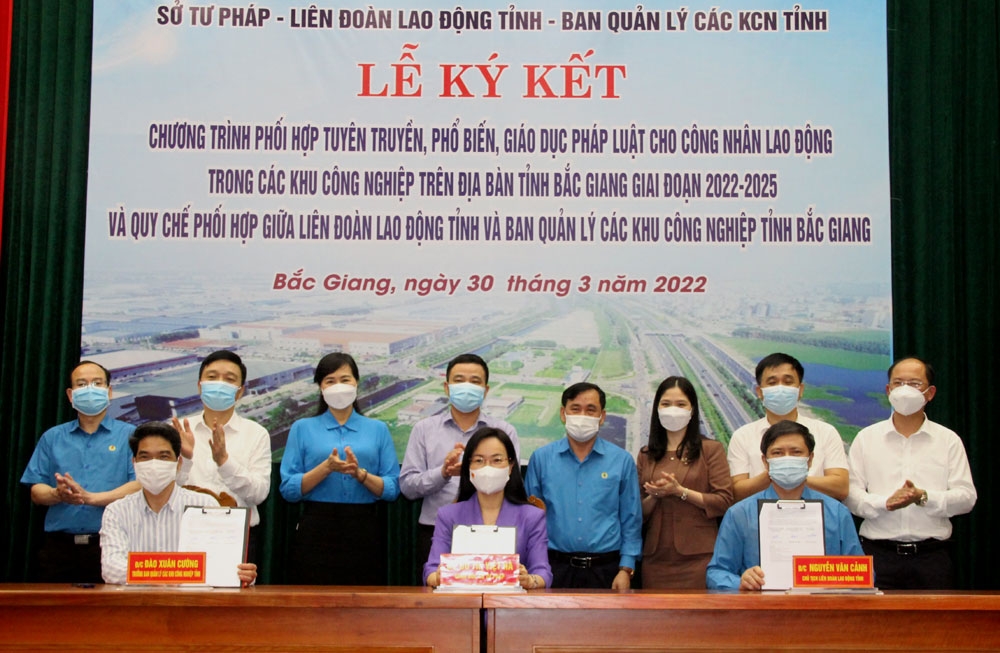 Lễ ký kết Chương trình phối hợp, tuyên truyền, phổ biến giáo dục pháp luật cho công nhân lao động trong các KCN trên địa bàn tỉnh Bắc Giang giai đoạn 2022 - 2025