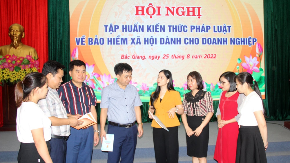 Lãnh đạo BQL các KCN và lãnh đạo Sở Tư pháp Bắc Giang trao đổi, giải thích những khúc mắc của người lao động