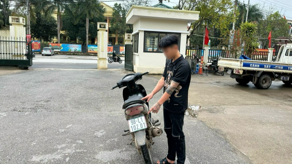 Bắc Giang: Xử lý thanh niên bốc đầu xe máy