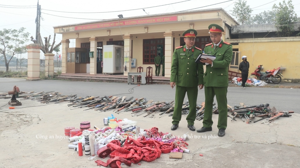 Công an huyện Lạng Giang tiêu hủy nhiều vũ khí, vật liệu nổ, công cụ hỗ trợ và pháo