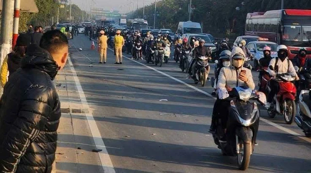 Tai nạn giao thông khiến 3 người tử vong gần cầu Nhật Tân