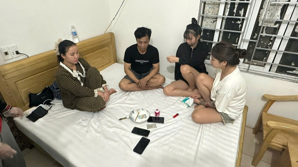 Khởi tố, tạm giam 4 đối tượng tổ chức sử dụng và tàng trữ trái phép chất ma túy tại xã Xuân Cẩm