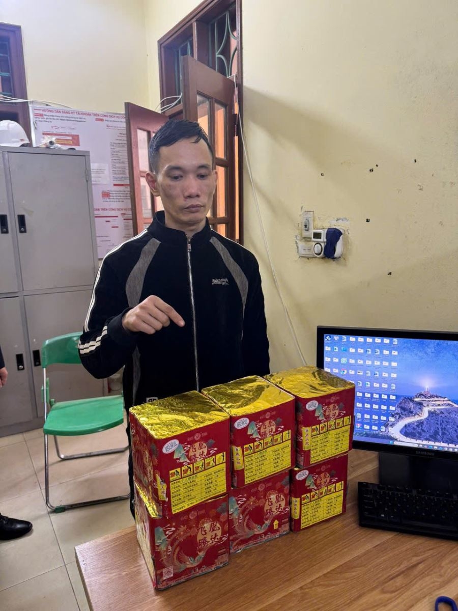 Bắt quả tang đối tượng tàng trữ 8,7 kg pháo nổ tại xã Tam Giang