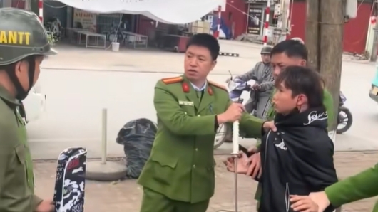 phat hien thieu nien mang kiem kim loai khi tuan tra tai phuong nam son