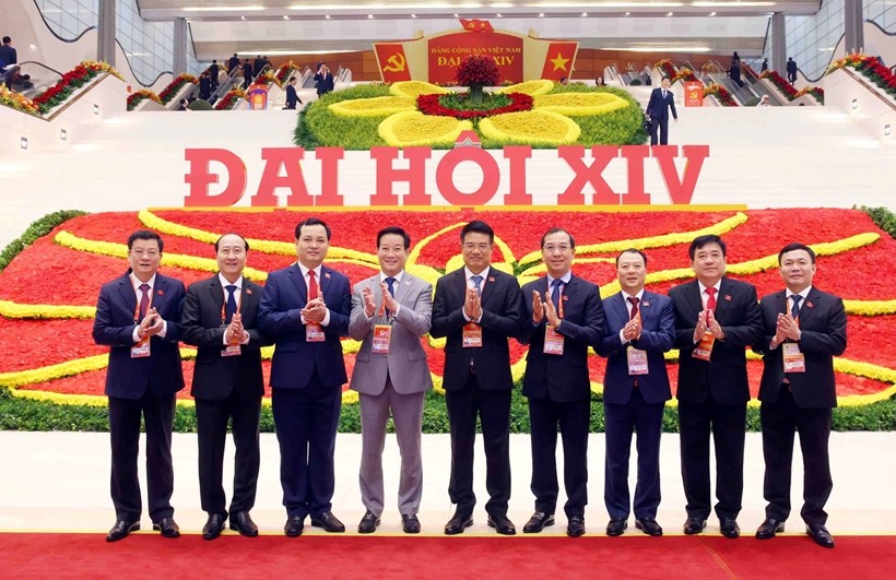 Viện trưởng VKSND tối cao Nguyễn Huy Tiến, Phó Viện trưởng VKSND tối cao Hồ Đức Anh và các đại biểu ngành Kiểm sát nhân dân dự Đại hội XIV của Đảng, sáng 21/1/2026. Ảnh: TTXVN Viện trưởng VKSND tối cao Nguyễn Huy Tiến, Phó Viện trưởng VKSND tối cao Hồ Đức Anh và các đại biểu ngành Kiểm sát nhân dân dự Đại hội XIV của Đảng, sáng 21/1/2026. Ảnh: TTXVN