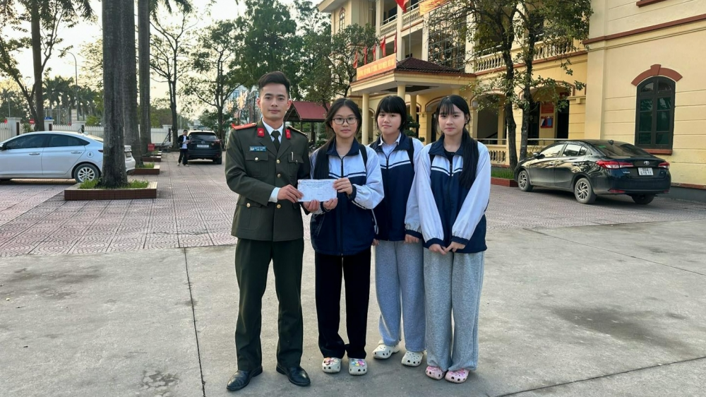 Bắc Ninh: Ba học sinh lớp 8 nhặt được của rơi, trả lại người đánh mất