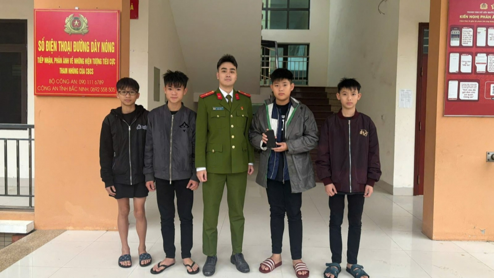 Bắc Ninh: Bốn học sinh nhặt được điện thoại, chủ động giao nộp Công an để trả lại người đánh rơi