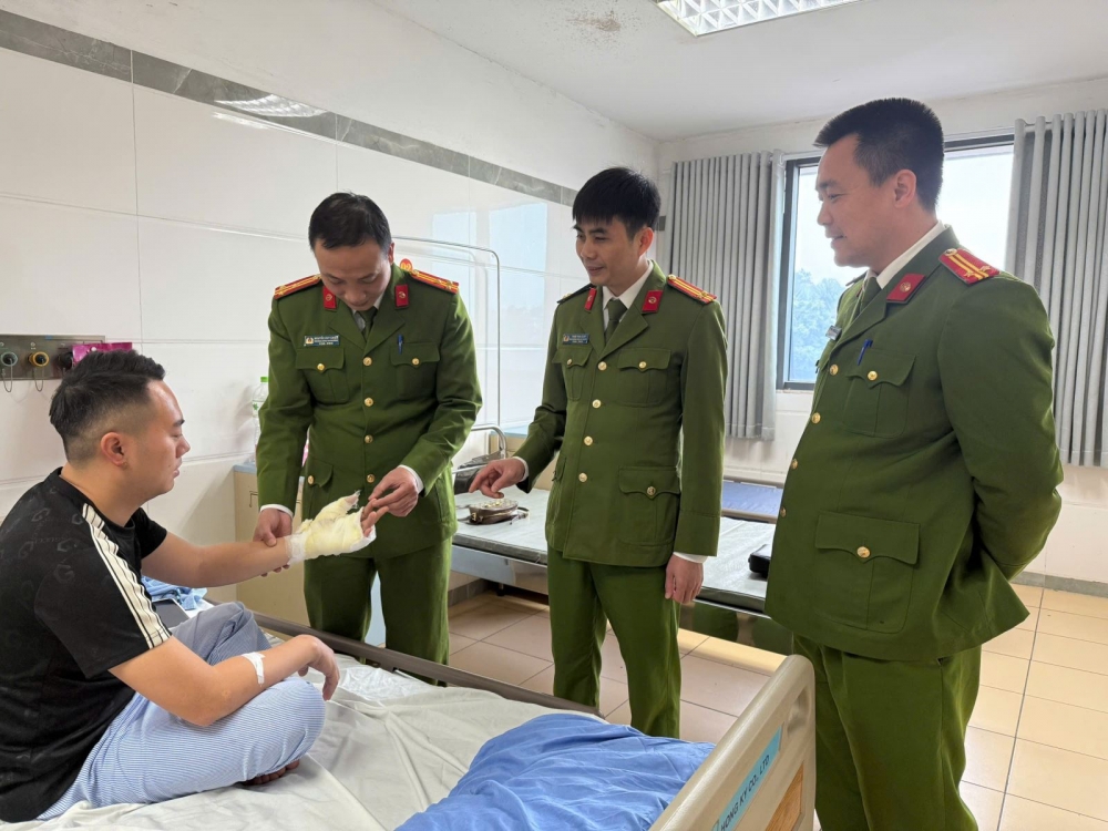 Bắc Ninh: Ngăn chặn đối tượng manh động làm bị thương cán bộ Công an phường Vũ Ninh Bắc Ninh: Ngăn chặn đối tượng manh động làm bị thương cán bộ Công an phường Vũ Ninh