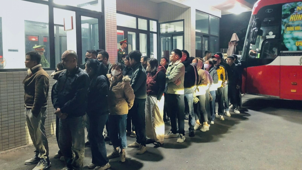các lao động xếp hàng chờ đưa về Công an tỉnh Bắc Ninh các lao động xếp hàng chờ đưa về Công an tỉnh Bắc Ninh