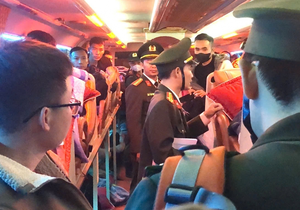 các lao động được xe đưa về Công an tỉnh Bắc Ninh Bắc Ninh: Khởi tố vụ án tổ chức cho 32 người trốn đi nước ngoài trái phép