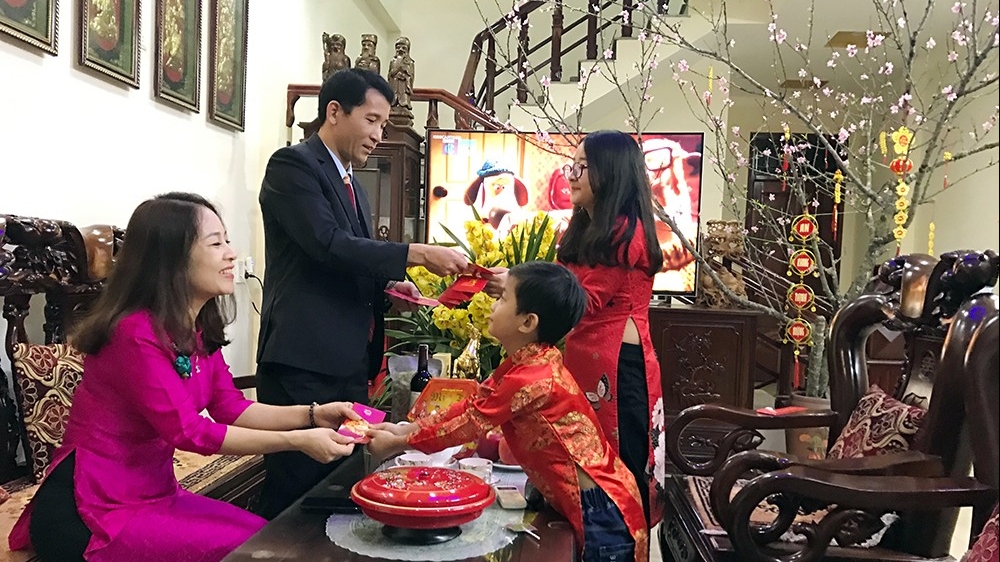 Người dân vui Xuân đón Tết nhưng vẫn không quên phòng chống dịch