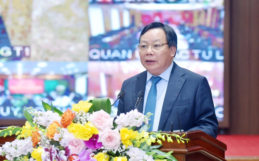 Phó Bí thư Thành ủy Nguyễn Văn Phong trình bày báo cáo tại hội nghị